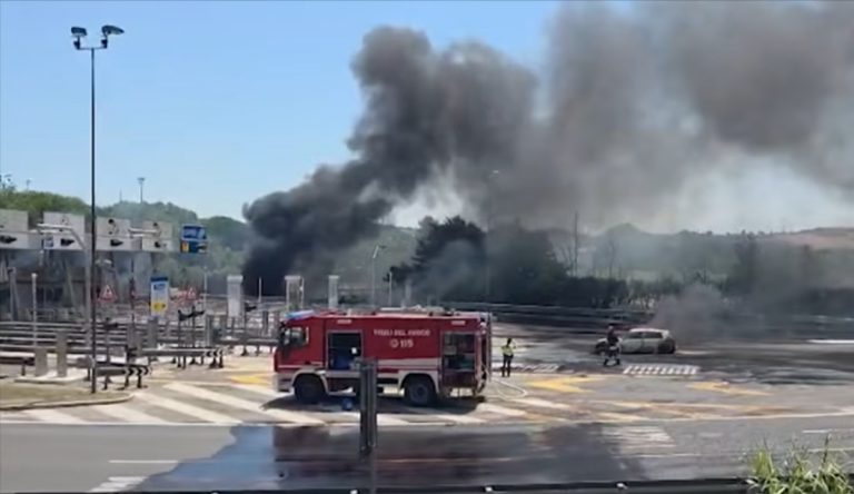 Autocisterna si ribalta e va a fuoco sull’A14: ci sono feriti, interviene l’elisoccorso