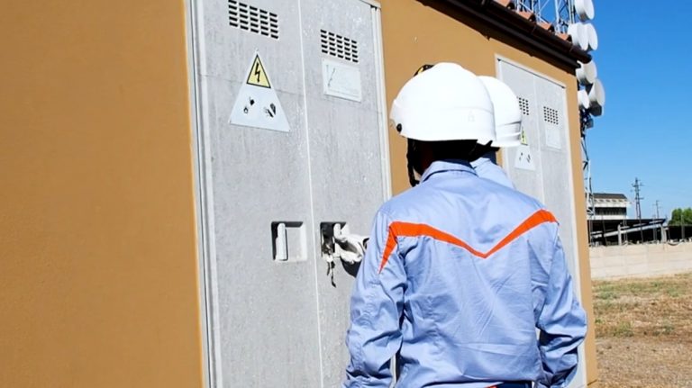 Grande caldo, blackout diffusi in tutta Italia: i cavi elettrici non reggono il calore, la nota dell’Enel