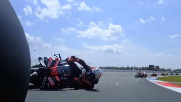 Marco Bezzecchi, caduta rovinosa ad Assen: ecco i primi bollettini sanitari e i danni riportati dal pilota italiano
