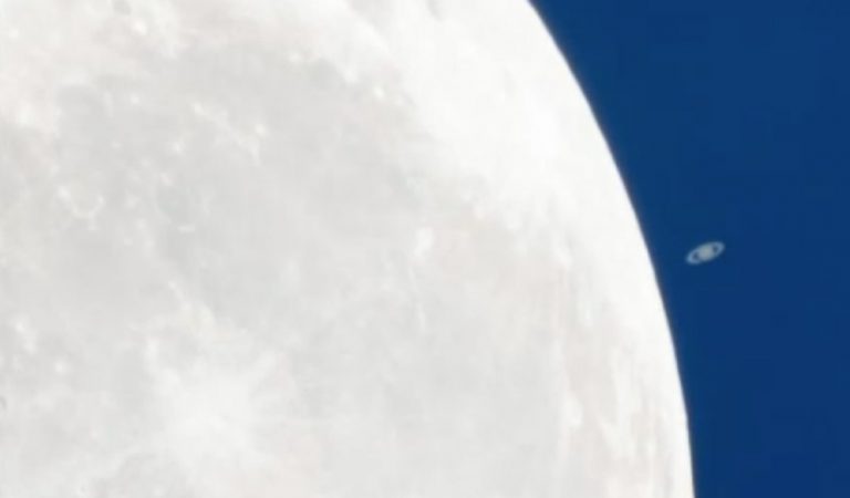 Stanotte spettacolare bacio della Luna a Saturno visibile ad occhio nudo: a che ora e come vederlo