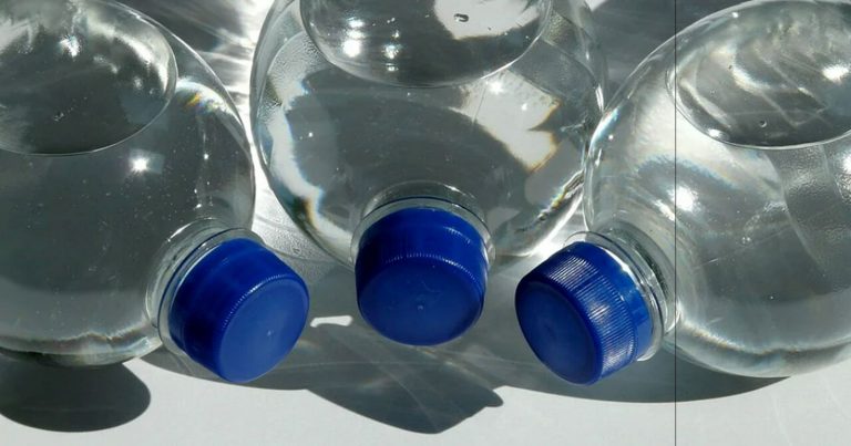 Caldo, il Prof. Matteo Bassetti spiega qual è l’errore da non commettere con le bottigliette d’acqua