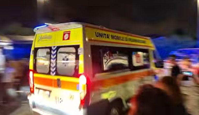Noemi caduta dal palco rovinosamente: come sta adesso l’artista romana