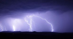 Meteo - Maltempo in esplosione nel pomeriggio in Italia, con temporali e possibili grandinate anche nelle prossime ore