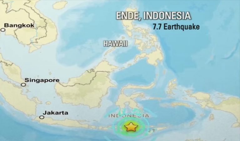 Fortissima scossa in Indonesia di M 7.7, soccorritori al lavoro per estrarre persone dalle macerie: si teme per la vita di molti turisti