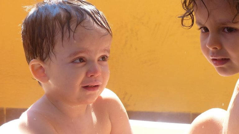Genitori e figli, la doccia insieme è salutare o no? Ecco la tesi degli psicologi