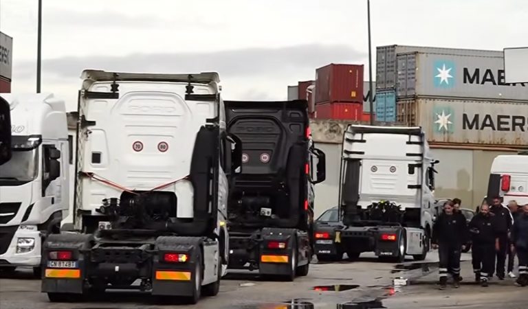La protesta dei tir arriva nei cieli: aeroporti sotto pressione per il carburante, i voli a rischio