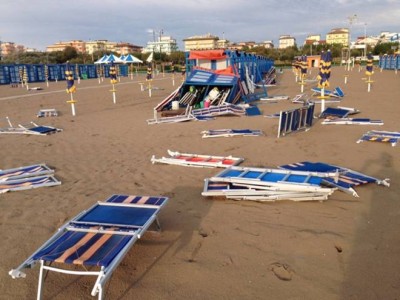 Stabilimenti balneari danneggiati lungo la costa adriatica, con una mareggiata che ha eroso buona parte della spiaggia a Sottomarina